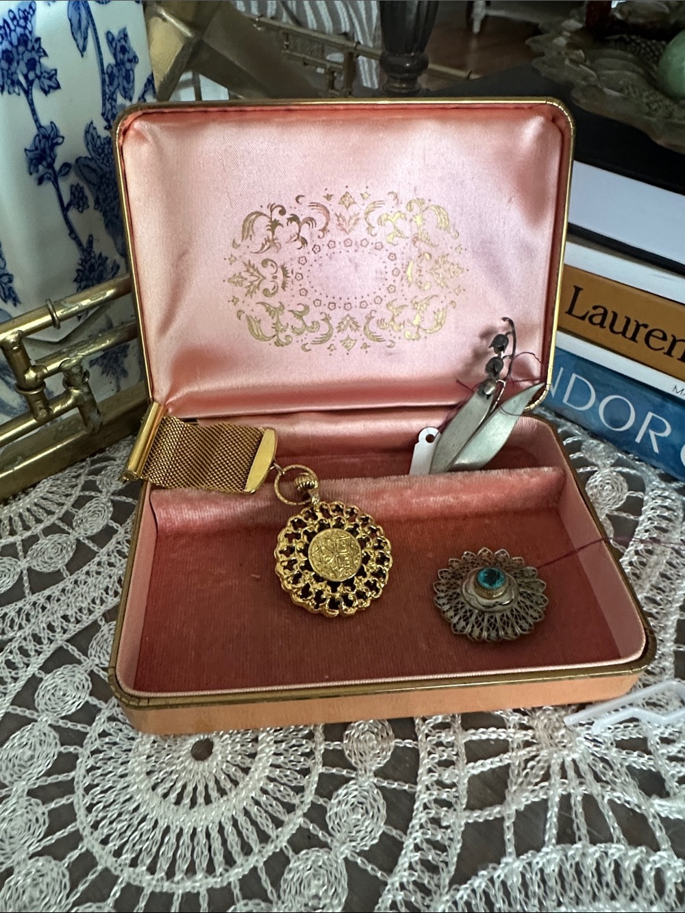 Vtg Gold Tone Mesh Ribbon Medallion Fob Brooch Pin